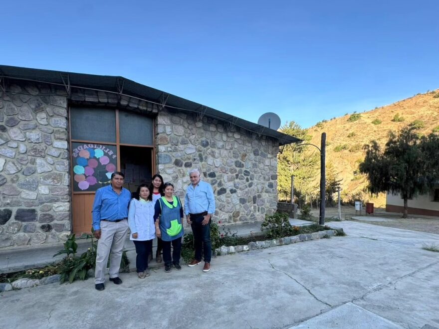 Pablo Outes junto al intendente de Santa Victoria Oeste, Victor Quispe