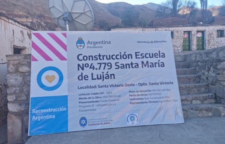 Cartel de la obra abandonada por el gobierno nacional.